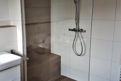 Offene Dusche mit Glaswand