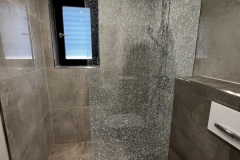 Duschwand aus Glas mit strukturierter Optik