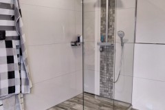 Große Glasdusche mit Duschwand