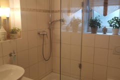 Duschwand aus Glas ohne Tür
