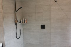 Große Glasduschwand im Badezimmer