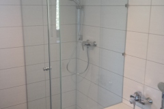 Eckdusche aus Glas mit rahmenloser Optik