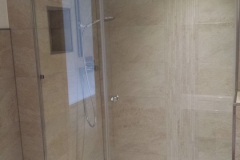 Große Ganzglasdusche mit transparenter Tür