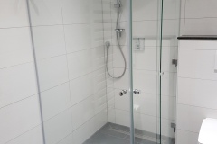 Ganzglasdusche mit verchromten Beschlägen