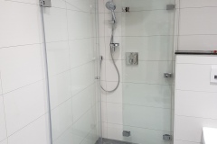 Glasdusche mit Eckeinstieg im Badezimmer