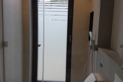 Moderne Ganzglasdusche mit klaren Glasflächen