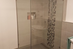 Transparente Ganzglasdusche in hellem Badezimmer