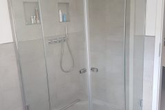 Moderne Glasdusche mit rahmenloser Glastür