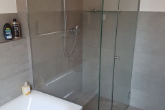 Ganzglasdusche neben Badewanne