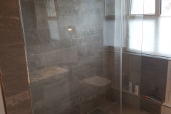 Walk-In-Dusche aus Glas im modernen Badezimmer