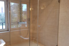 Glasdusche mit feststehender Seitenwand