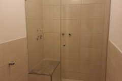 Elegante Ganzglasdusche mit klaren Scheiben