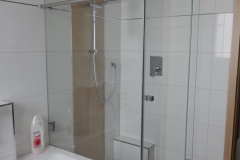 Moderne Ganzglasdusche mit Glastür