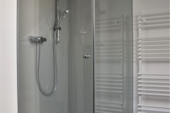 Glasdusche mit klarer Glastür und Seitenwand