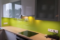 grüne Küchenrückwand in schwarzer Küche