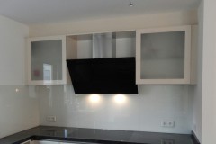 Weiße Glas-Küchenrückwand mit Beleuchtung