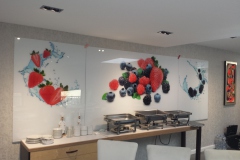 Glasrückwand mit Beerenmotiv in der Küche