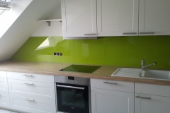 Küchenrückwand in Grün an Schräge