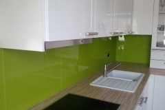 grüne Küchenrückwand von der Seite