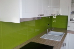 Moderne Glas-Küchenrückwand in heller Küche