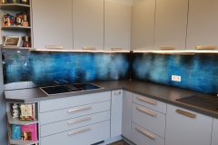 Küchenrückwand mit blauem Muster