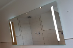 Spiegel mit integriertem Licht