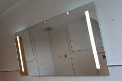 Großer Spiegel im Badezimmer mit mit integriertem Licht
