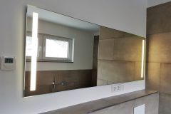Beleuchteter Spiegel im Badezimmer