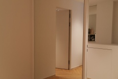 Großer Wandspiegel im Innenbereich