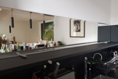Große Spiegelwand in einem Friseursalon