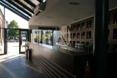 Glas-Trennwand in einem Bistro