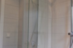 Faltbare Glasabtrennung für die Badewanne