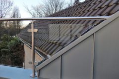Glas-Windschutz auf einem Balkon